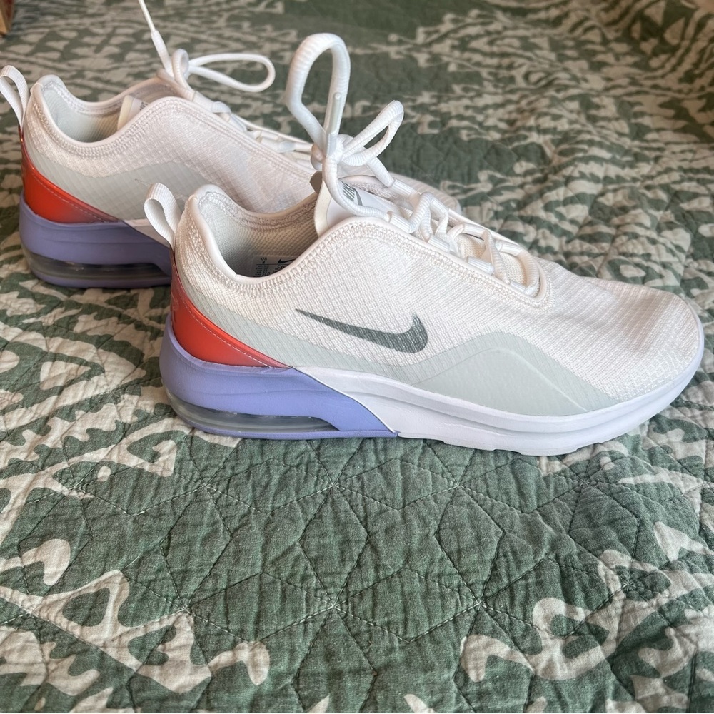 Nike air max motion 2 size 8